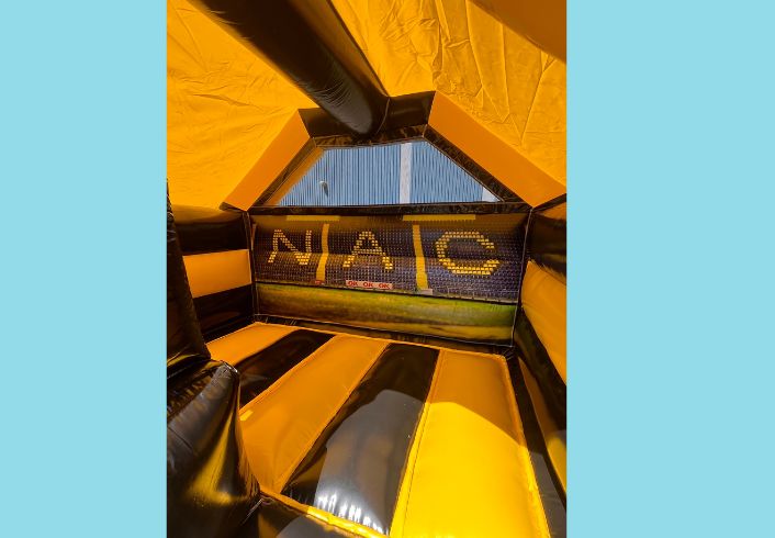 Springkussen Huren | NAC thema | 5 m x 4,0 m x 3,3 m | Geschikt Voor 6 Personen