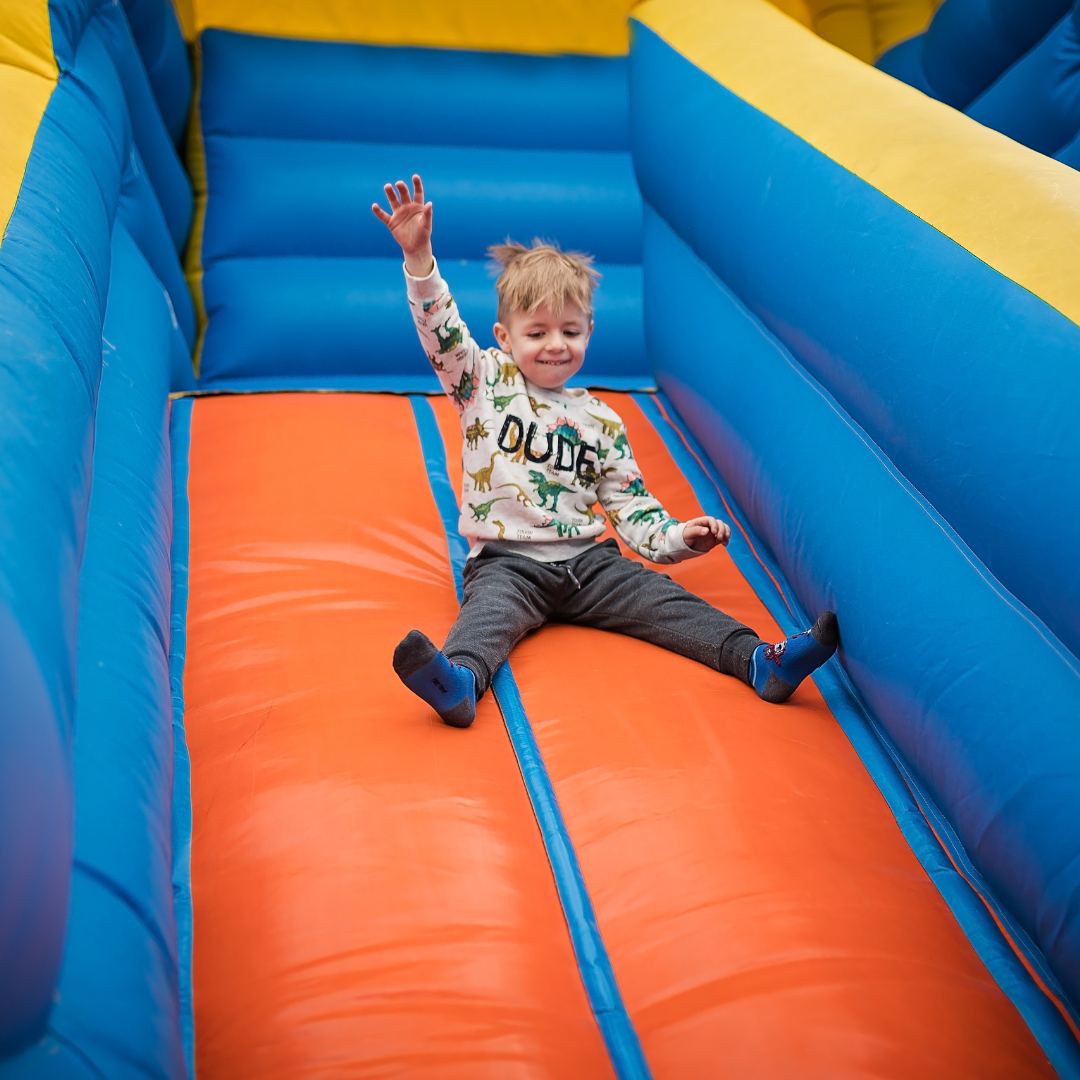 Springkussen Huren | Summer Party | 4,9 m x 4,0 m x 4,0 m | Geschikt Voor 6 Personen